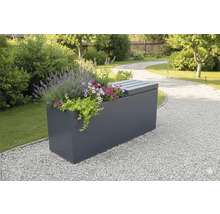 Bilder einer bepflanzten grauen Aufbewahrungsbox für den Außenbereich in einem Garten.
