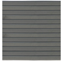 Graue Holzfassade mit horizontalen Brettern