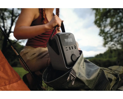 Tragbare Powerstation im Rucksack für Campingausflüge