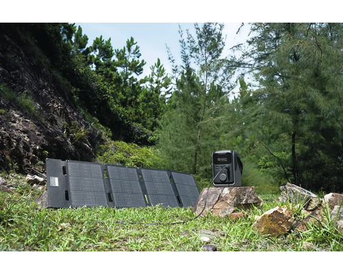 Tragbare Powerstation und Solarmodul in natürlicher Umgebung.