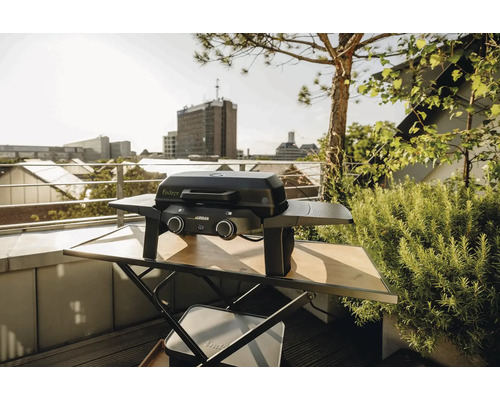 Gasgrill auf einem Tisch im Freien mit Stadtblick