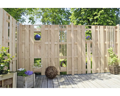 Holzzaun mit Dekoration im Garten