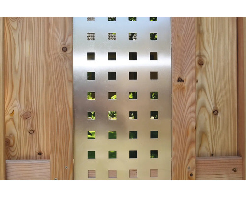 Sichtschutzelement aus Holz und Metall mit quadratischen Aussparungen
