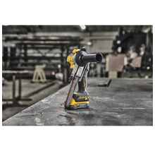 Bandschleifer von DeWalt auf einer Werkbank