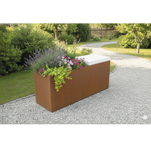 Garten mit Pflanzkasten und Sitzgelegenheit