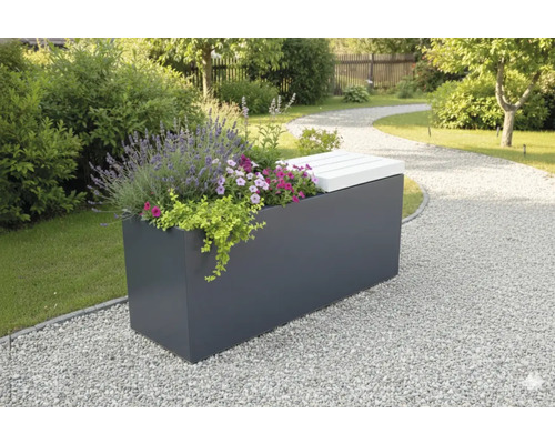 Gartenbank mit Pflanzkasten und Blumen in einem Garten mit Kiesweg.