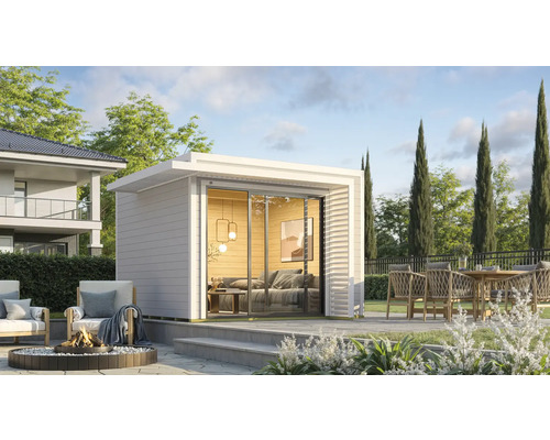 Modernes Gartenhaus mit Schiebetür und angrenzendem Sitzbereich mit Feuerstelle