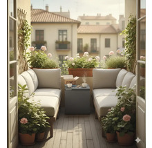 Einladender Balkon mit Sitzgelegenheiten, Beistelltisch, Blumen und Pflanzen
