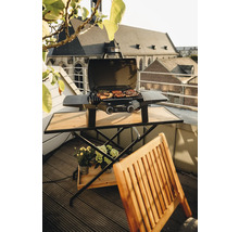 Gasgrill auf einem Balkon mit Tisch und Stuhl