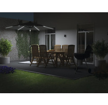 Beleuchteter Gartenschirm über einer Holzgarnitur und einem Grill auf einer Terrasse