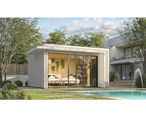 Gartenhaus mit Schiebetüren, ausgestattet mit Couch und Bücherregal, neben einem Pool