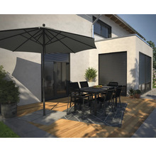 Außenbereich mit Sonnenschirm, Tisch und Stühlen auf einer Holzterrasse