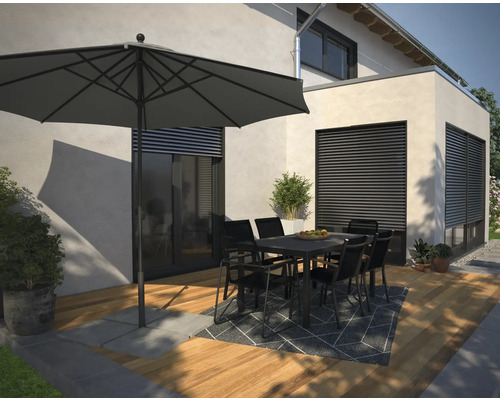 Außenbereich mit Sonnenschirm, Tisch und Stühlen auf einer Holzterrasse