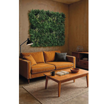 Wohnzimmer mit orangefarbenem Sofa, Holztisch und vertikalem Garten an der Wand