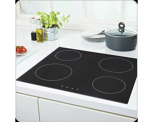 Schwarzes Glaskeramikkochfeld mit vier Kochzonen in einer Küche