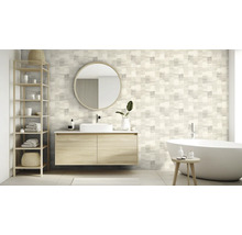 Badezimmer mit Waschtisch, Spiegel, Regal und Badewanne vor einer Wand mit quadratischem Muster.