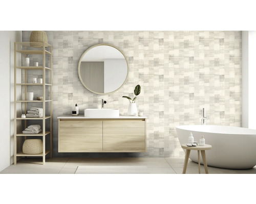 Badezimmer mit Waschtisch, Spiegel, Regal und Badewanne vor einer Wand mit quadratischem Muster.