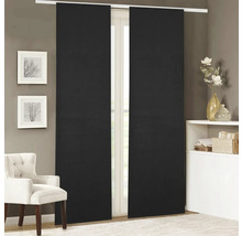 Zwei schwarze Schiebegardinen an einer Fensterschiene in einem Wohnzimmer.