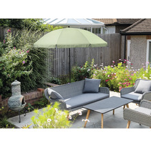 Gartenmöbel-Set mit Sonnenschirm, Sofa, Sessel und Tisch auf einer Terrasse