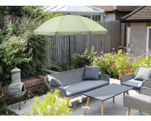 Gartenmöbel-Set mit Sonnenschirm, Sofa, Sessel und Tisch auf einer Terrasse