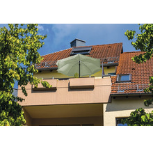 Balkon mit Sonnenschirm auf einem Hausdach