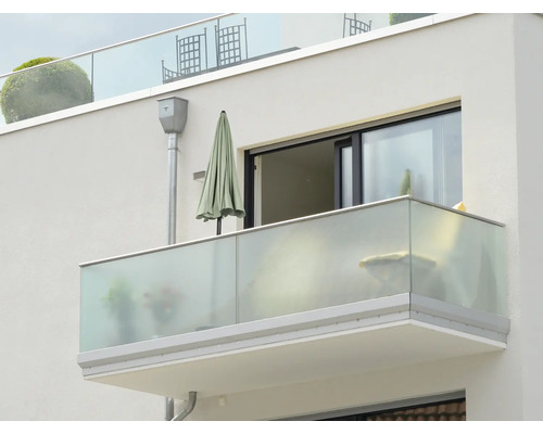 Nahaufnahme eines Balkons mit Glasgeländer an einem Gebäude