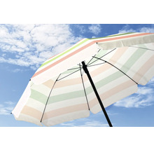Gestrandeter Sonnenschirm mit Streifenmuster vor blauem Himmel
