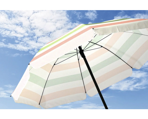 Gestrandeter Sonnenschirm mit Streifenmuster vor blauem Himmel
