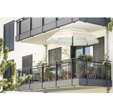 Ansicht eines Balkons mit Markise, Sonnenschirm und Pflanzen