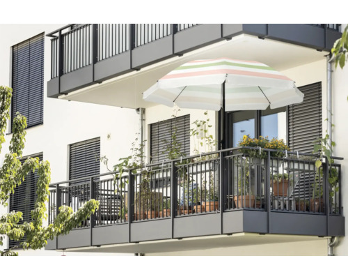 Ansicht eines Balkons mit Markise, Sonnenschirm und Pflanzen
