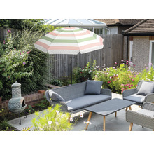 Gartenmöbel-Set mit Sonnenschirm, Sofa, Sessel und Tisch im Außenbereich.