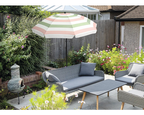 Gartenmöbel-Set mit Sonnenschirm, Sofa, Sessel und Tisch im Außenbereich.