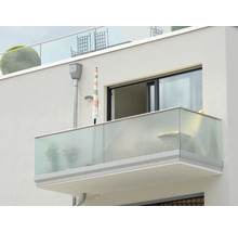 Balkon mit Glasgeländer und geöffneter Schiebetür