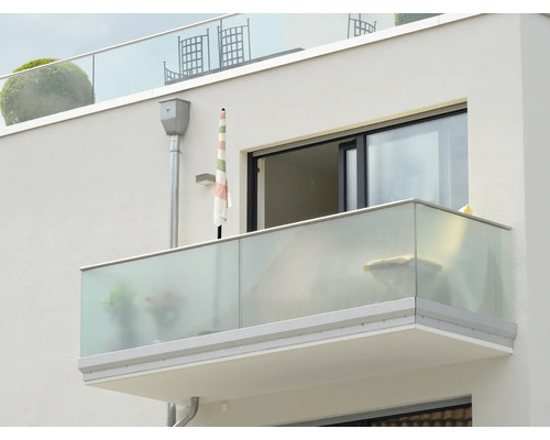 Balkon mit Glasgeländer und geöffneter Schiebetür