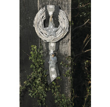 Dekorativer Kranz mit Sternenanhänger an einer Holzwand