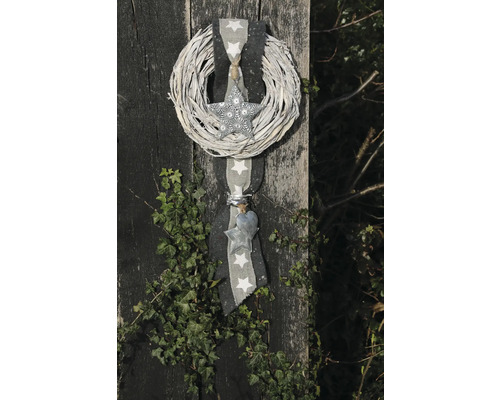 Dekorativer Kranz mit Sternenanhänger an einer Holzwand