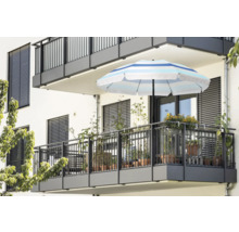 Balkon mit Sonnenschirm und Pflanzen in Töpfen
