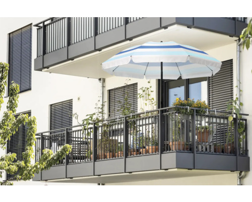 Balkon mit Sonnenschirm und Pflanzen in Töpfen