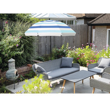 Gartenszene mit Sonnenschirm, Sitzgruppe, Tisch und Gartendekoration