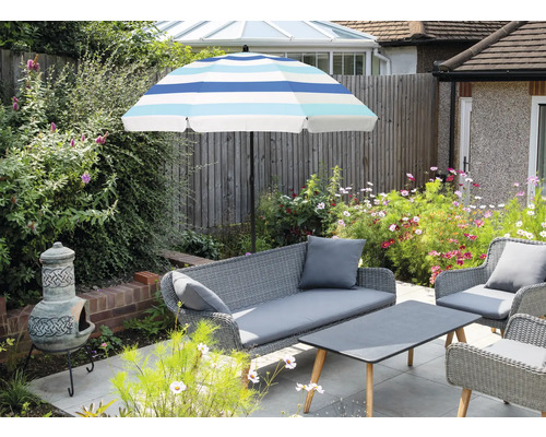 Gartenszene mit Sonnenschirm, Sitzgruppe, Tisch und Gartendekoration