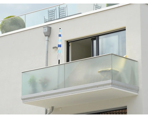 Außenansicht eines Balkons mit Glasgeländer