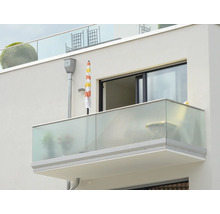 Gebäudeansicht mit Balkon und Glasgeländer