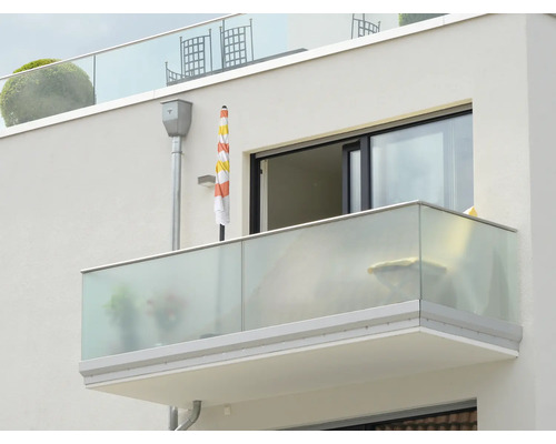 Gebäudeansicht mit Balkon und Glasgeländer