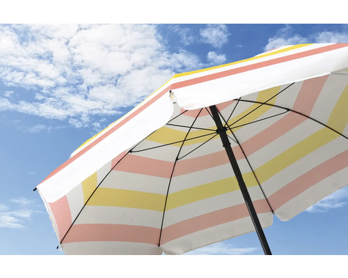 Geöffneter Sonnenschirm mit Streifenmuster vor blauem Himmel