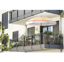 Balkon mit Sonnenschirm und Pflanzen
