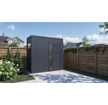 Gartenszene mit Gerätehaus aus Holz mit Tür und Fenster