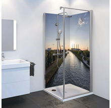 Badezimmer mit Duschkabine mit Flussmotiv, Waschtisch und Spiegel