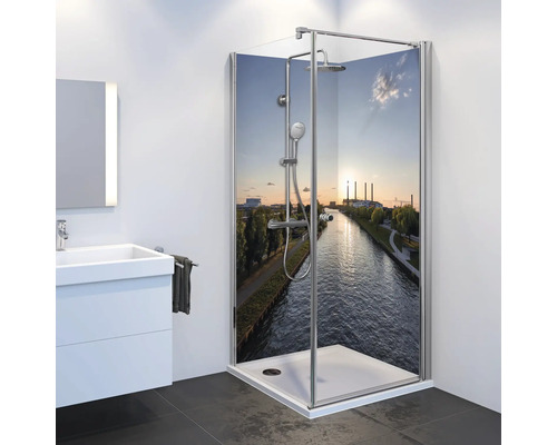 Badezimmer mit Duschkabine mit Flussmotiv, Waschtisch und Spiegel