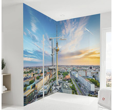 Modernes Badezimmer mit Duschkabine und Fototapete mit Berlin-Motiv