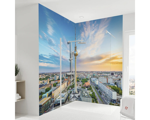 Badezimmer mit Duschkabine und Wandpaneel mit Berlin-Motiv